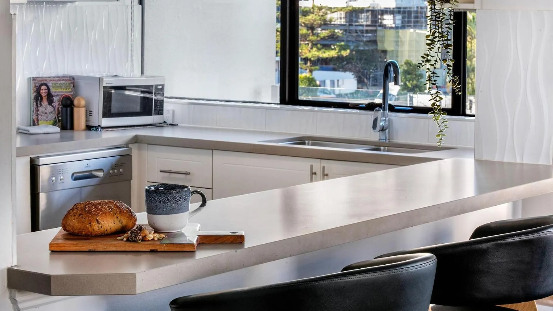 Sunny Surfers Stay - Beach & Tram At Your Doorstep Gold Coast Apartment